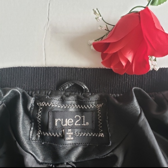 ♻️📸Rue 21 Black White Faux Leather Zipper Moto Varsity Jacket size Medium - Picture 3 of 16